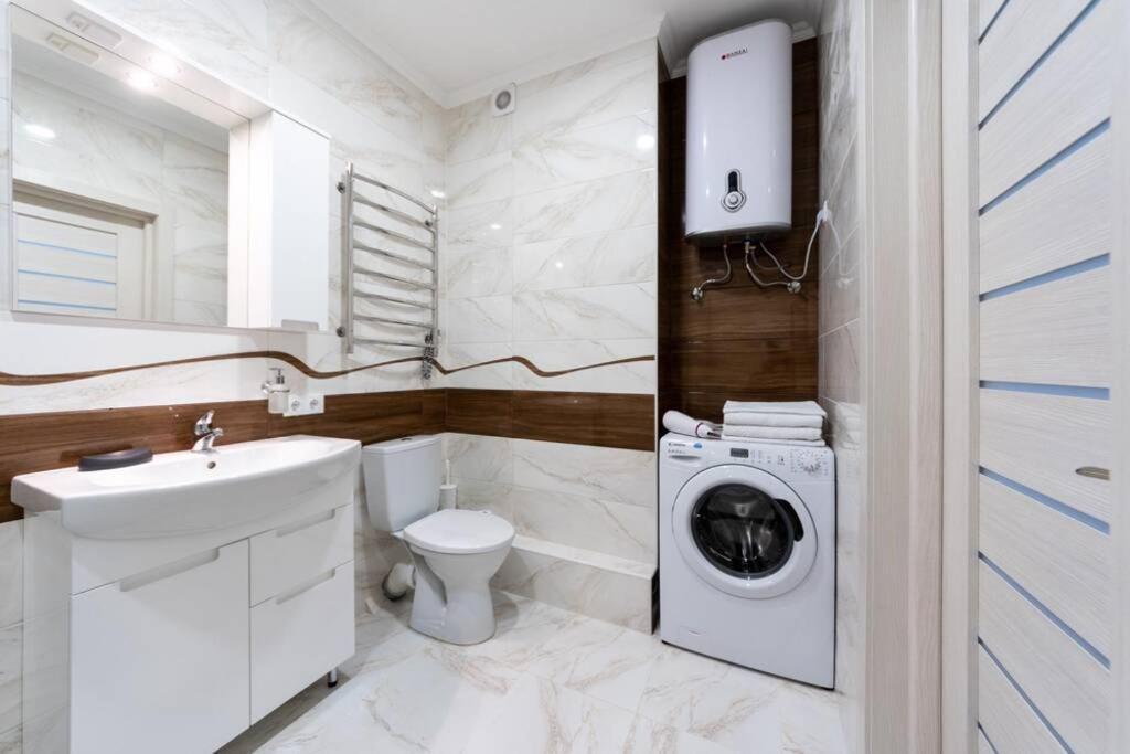 Квартира Люкс В Жк Лебединый, Ул. Ревуцкого 40 Г Kiev Ngoại thất bức ảnh